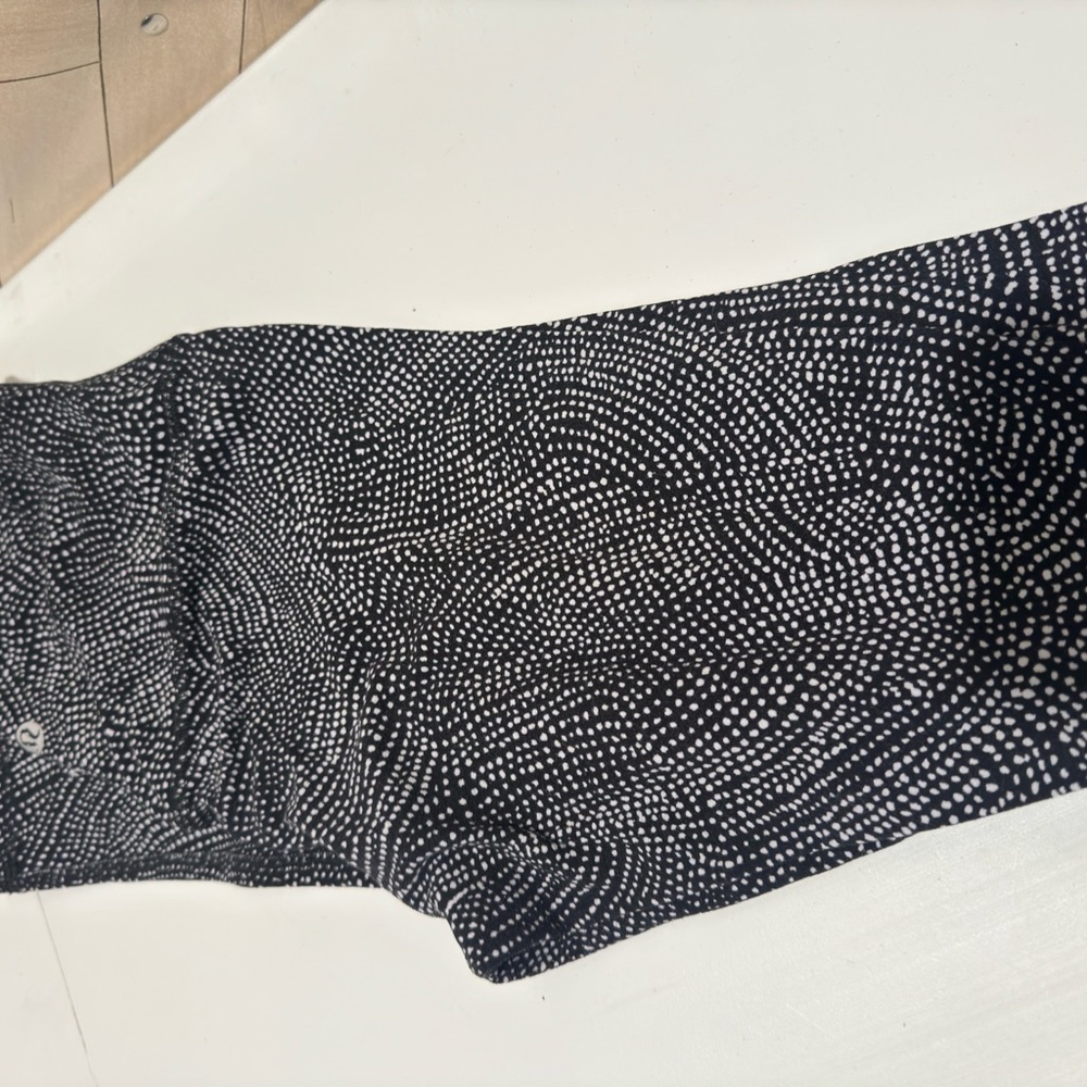 Lululemon size 4 Chic Black and White Patterned Pants